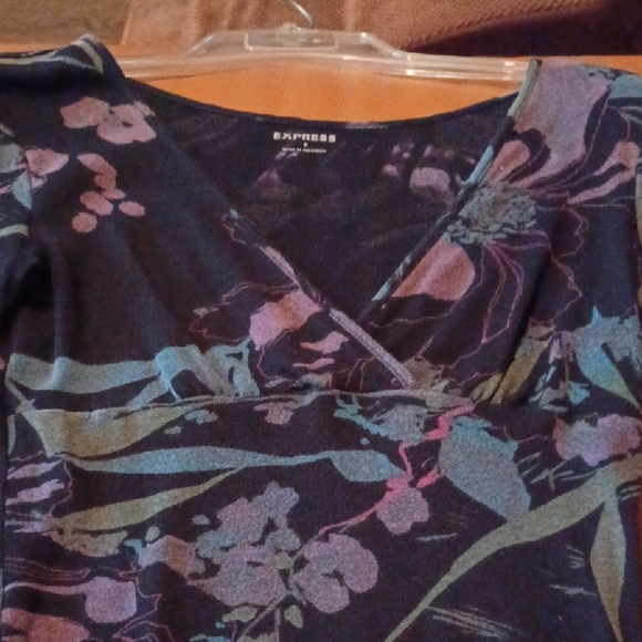 💙🌺Express Floral V-Neck Top - Picture 2 of 10